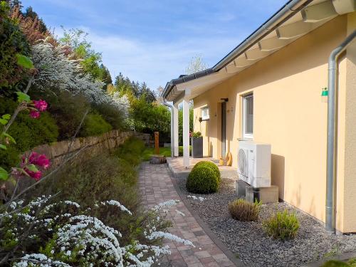 tischneck-chalets-hardt-eingang-ferienhaus-limone