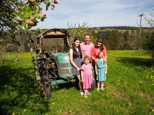 tischneck-chalets-hardt-familie-broghammer-mit-altem-kramer