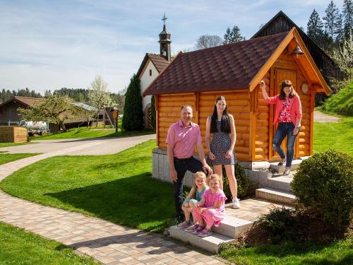 tischneck-chalets-hardt-familie-broghammer-vor-der-finnischen-sauna
