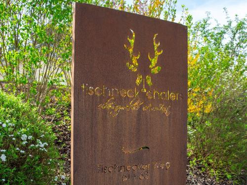 tischneck-chalets-hardt-eingang-grundstueck-logoschild