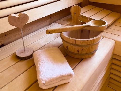 tischneck-chalets-hardt-innenraum-finnische-alpensauna