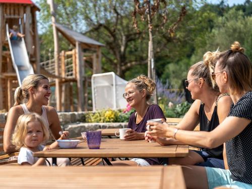 Mit Freunden und Familie entspannen Mit Freunden und Familie entspannen