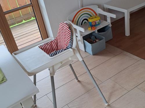 Hochstuhl und Spielzeug in der Wohnung