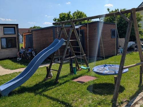 Tiny mit Spielkplatz