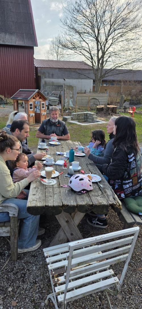 Rasten bei Kaffee und Kuchen im Antikhof