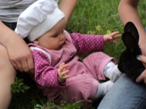 Baby und Häschen im Garten