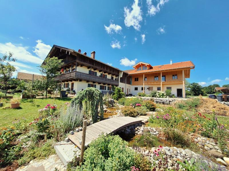 Bauernhaus und Wohnungen