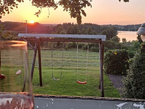 Unser Garten Spielplatz mit Seeblick