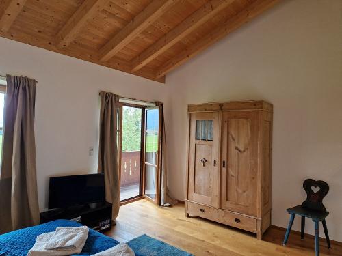 Geräumiges Schlafzimmer mit Süd - Balkon