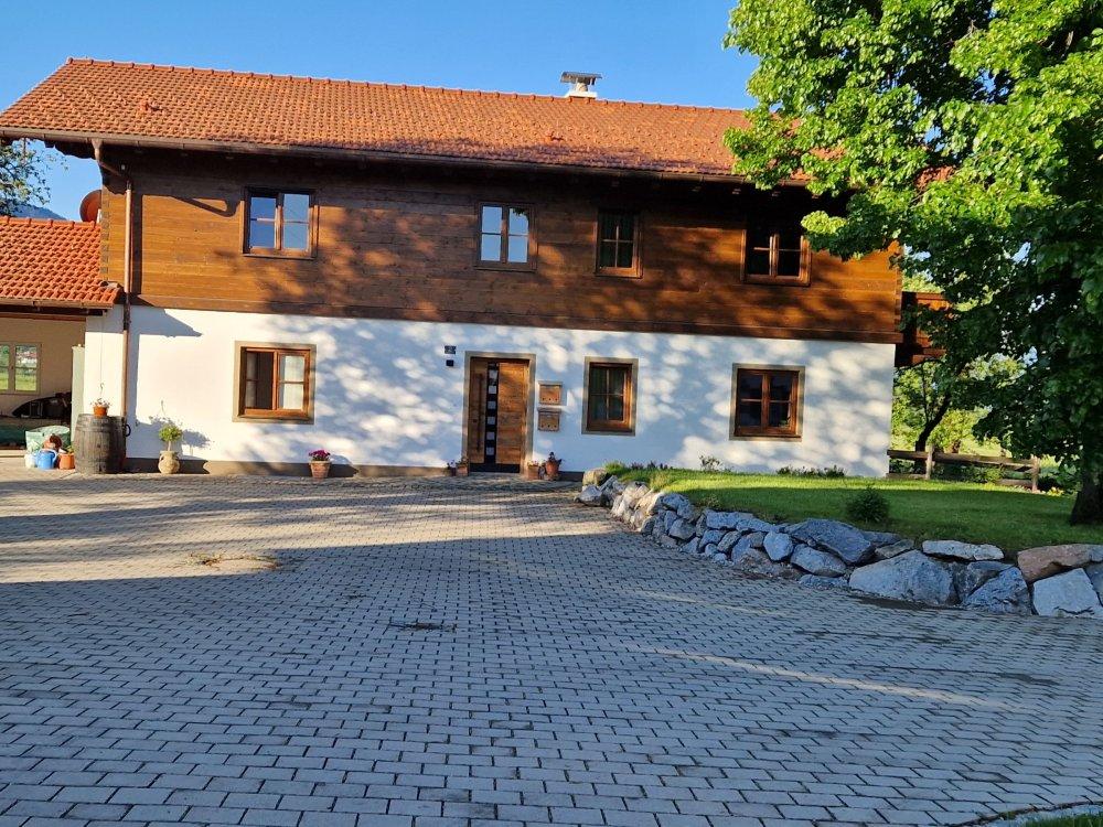 Zufahrt zum Haus via Hofstelle