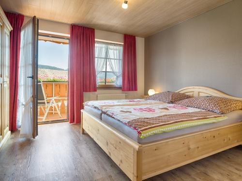 Schlafzimmer mit Balkon und Blick ins Grüne