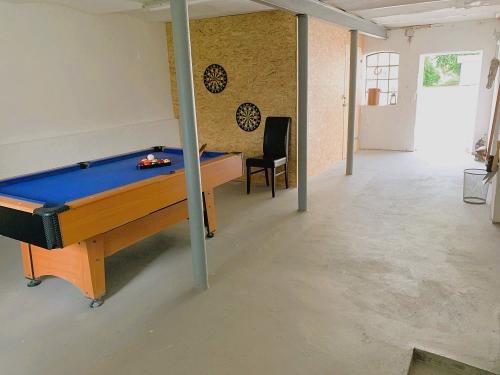 Billardtisch Nr. 2 und Dart