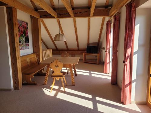 Sitzecke und TV in Schlafzimmer 4