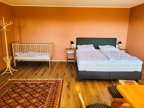 Schlafzimmer 2 mit Kinderbett im 1. OG