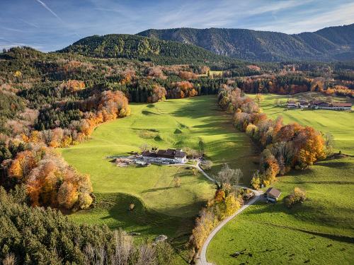 Der Hof mit seinen umliegenden Weiden