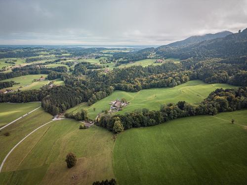 Aus der Vogelperspektive mit Blick zum Chiemsee
