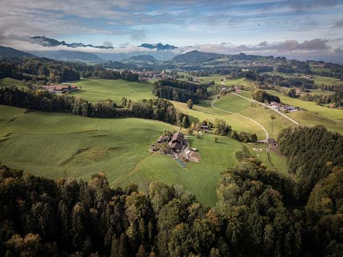 Vogelperspektive mit Blick auf das Bergpanorama vom Samerberg