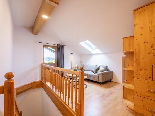 Die gemütliche Galerie mit Couch und zweitem Balkon