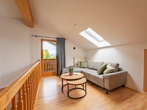 Galerie mit gemütlicher Couch und zweitem Balkon