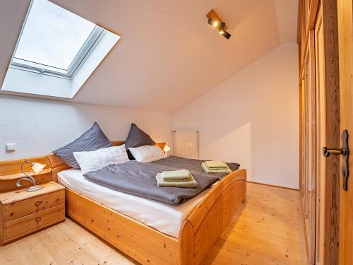 Schlafzimmer mit gemütlichem Doppelbett