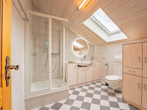 Zweites Badezimmer im Dachgeschoss mit Dusche