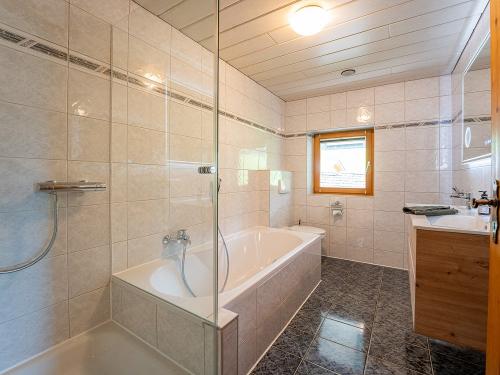 Erstes Badezimmer mit Fußbodenheizung, Dusche und großer Badewanne