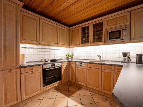 Küche mit modernen Geräten und allem was man zum Kochen braucht