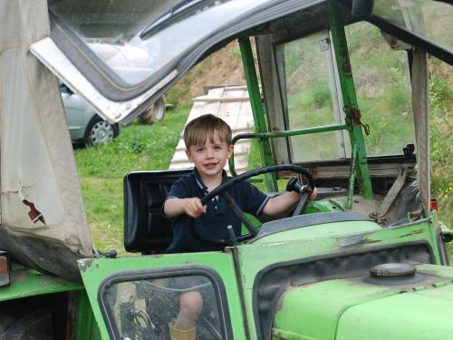 Stolz auf dem Traktor