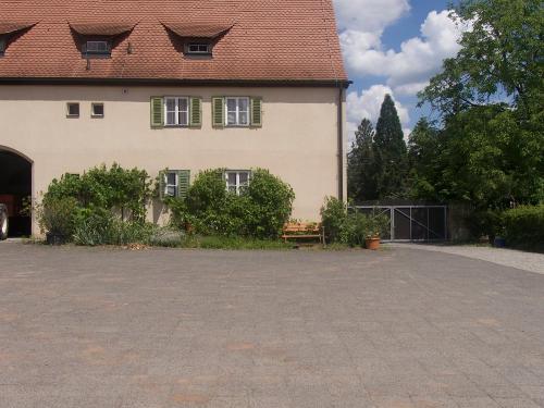 Blick auf das Gebäude mit der Ferienwohnung im Erdgeschoss Blick auf das Gebäude mit der Ferienwohnung im Erdgeschoss