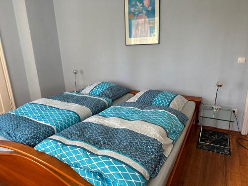 Großes helles Schlafzimmer mit Morgensonne Großes helles Schlafzimmer mit Morgensonne