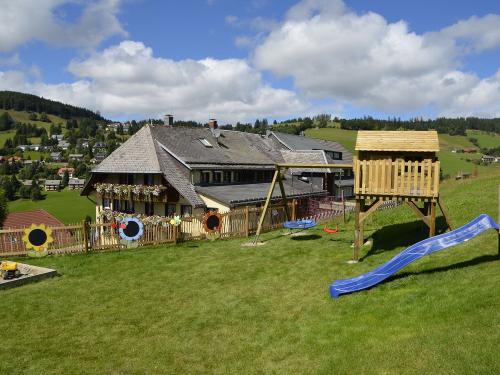Der Sunmattehof mit Spielplatz