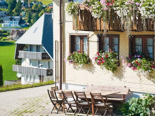 Sonniger Sitzplatz vor dem Haus