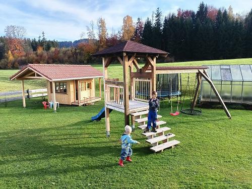 Spielplatz mit Schaukel und Turm