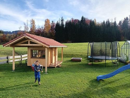 Spielplatz mit Spielhaus