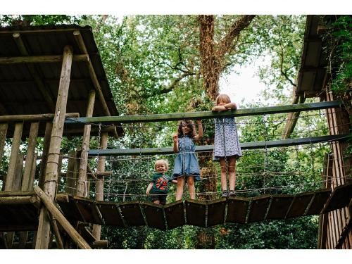 Auf den Kletterturm über die Wackelbrücke und ins Stroh springen