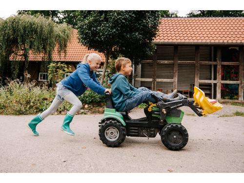 Mit dem Trettrecker über den Hof flitzen