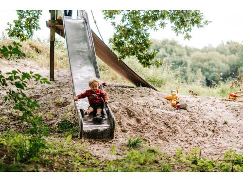 Rutschen und im Sand spielen