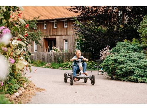 in die Pedale treten