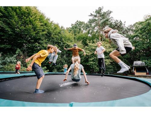 Drei große Trampoline