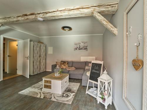 Fewo Auszeit  Wohnraum mit Kochnische im Schrank