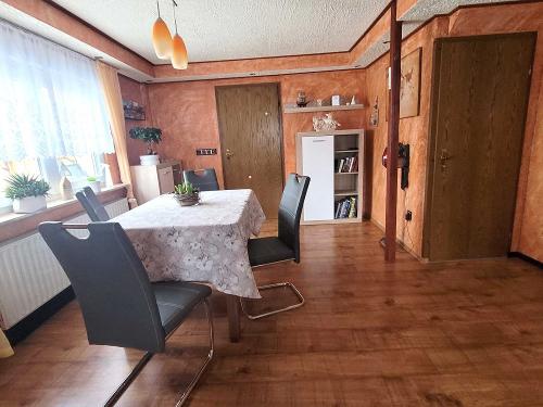 Wohnraum mit Esstisch