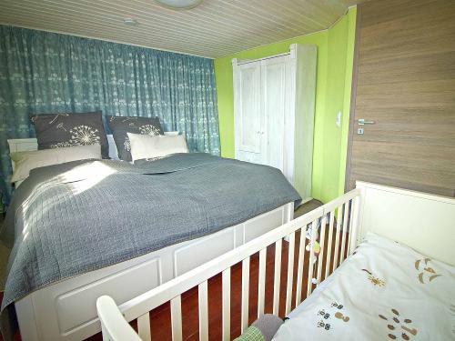 Schlafzimmer 1 mit Kinderbett