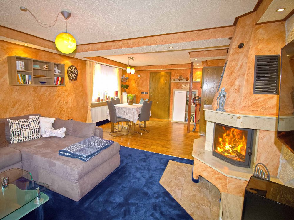 Wohnraum mit Kamin