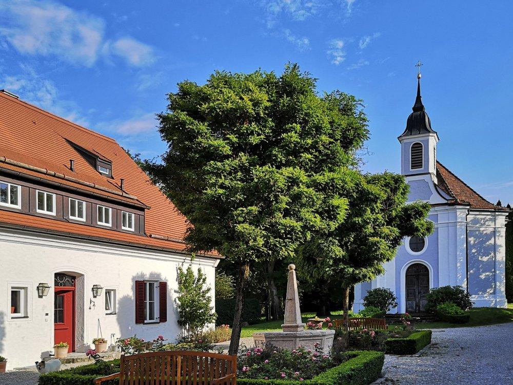 Innenhof mit Kapelle