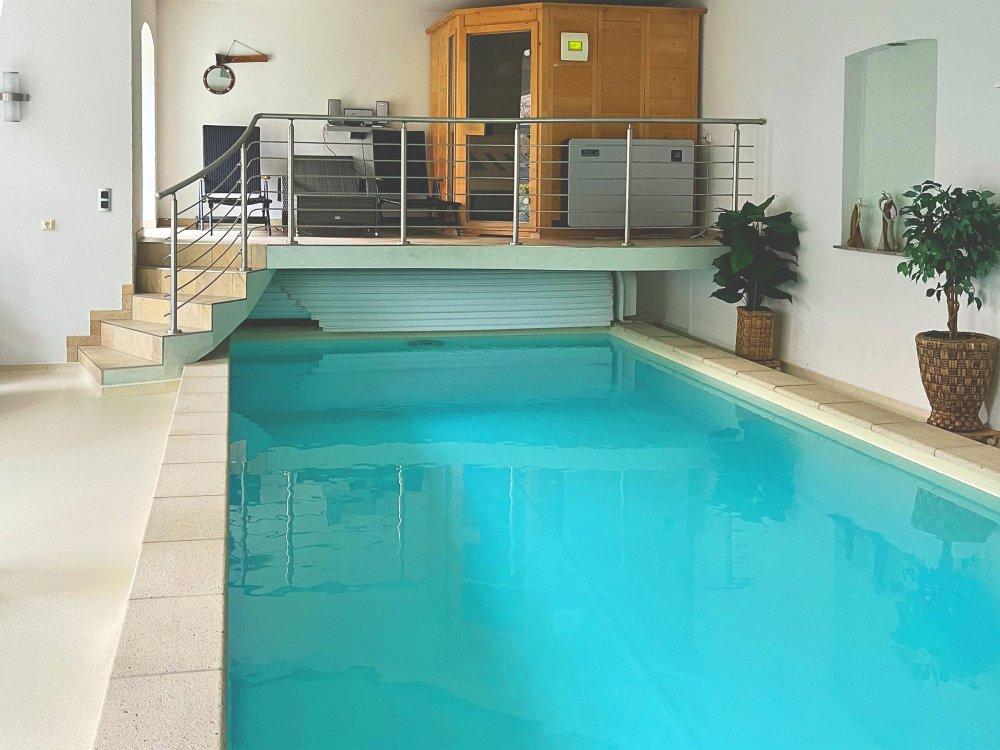 Schwimmbad mit Sauna
