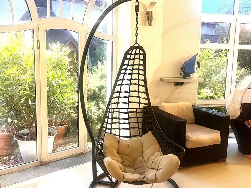 Gemütliche Sitzmöglichkeiten am Pool