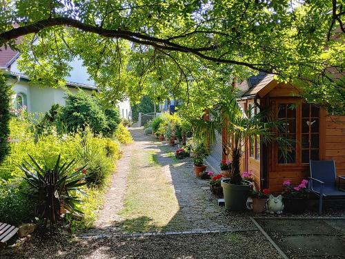 Garten mit Sommerhaus