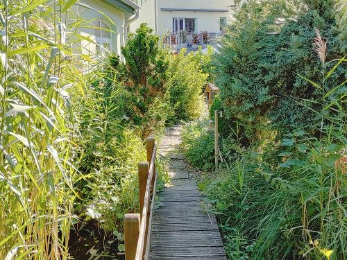 Blick vom Pavillon am Teich zum Wohnhaus