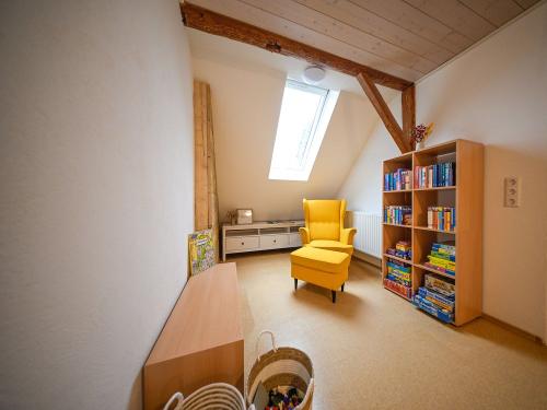 1869 Ecke mit Büchern & Spielen