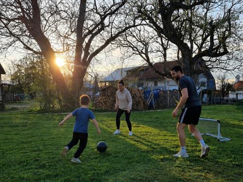 abends gemeinsam Fußball im Obstgarten abends gemeinsam Fußball im Obstgarten